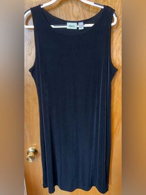 Chico’s Travelers black sleeveless straight fit scoop neck shift dress Size 3
